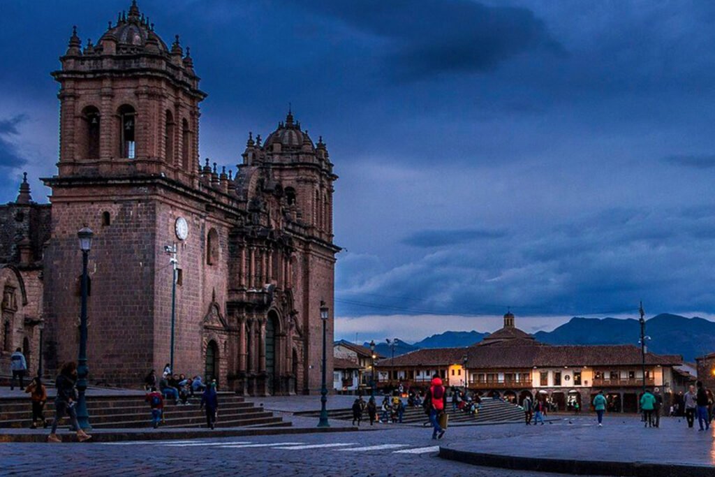 Plaza de Armas de Cusco al atardecer – Tour Cusco Express