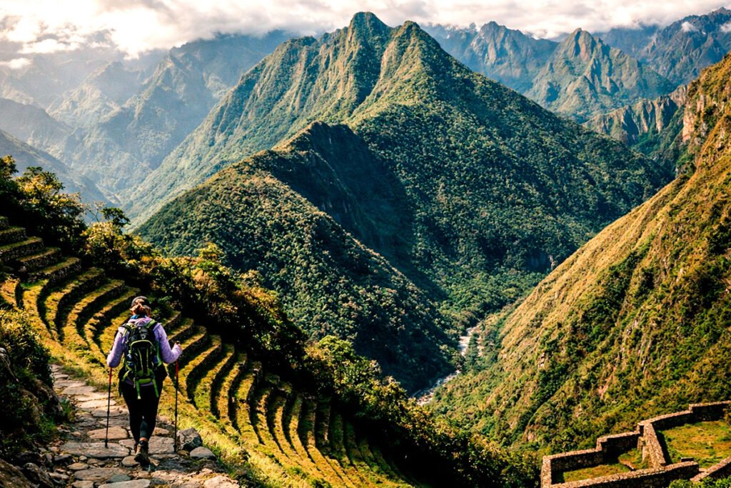 Caminante en el Camino Inca Express 2 días 1 noche con terrazas incas y valle andino hacia Machu Picchu