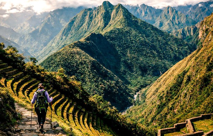 Caminante en el Camino Inca Express 2 días 1 noche con terrazas incas y valle andino hacia Machu Picchu