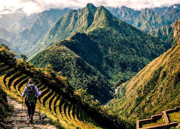 Caminante en el Camino Inca Express 2 días 1 noche con terrazas incas y valle andino hacia Machu Picchu
