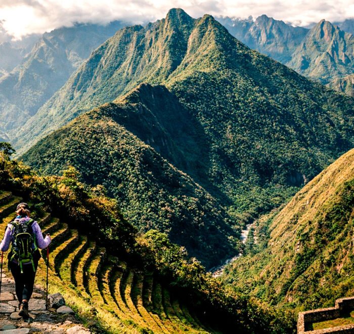 Caminante en el Camino Inca Express 2 días 1 noche con terrazas incas y valle andino hacia Machu Picchu