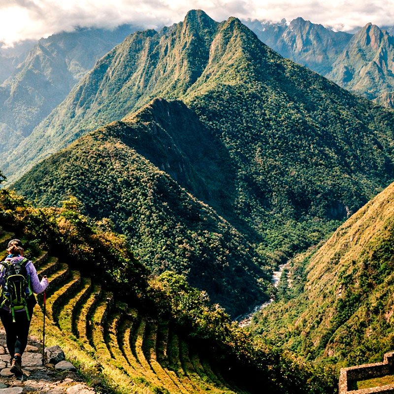 Caminante en el Camino Inca Express 2 días 1 noche con terrazas incas y valle andino hacia Machu Picchu
