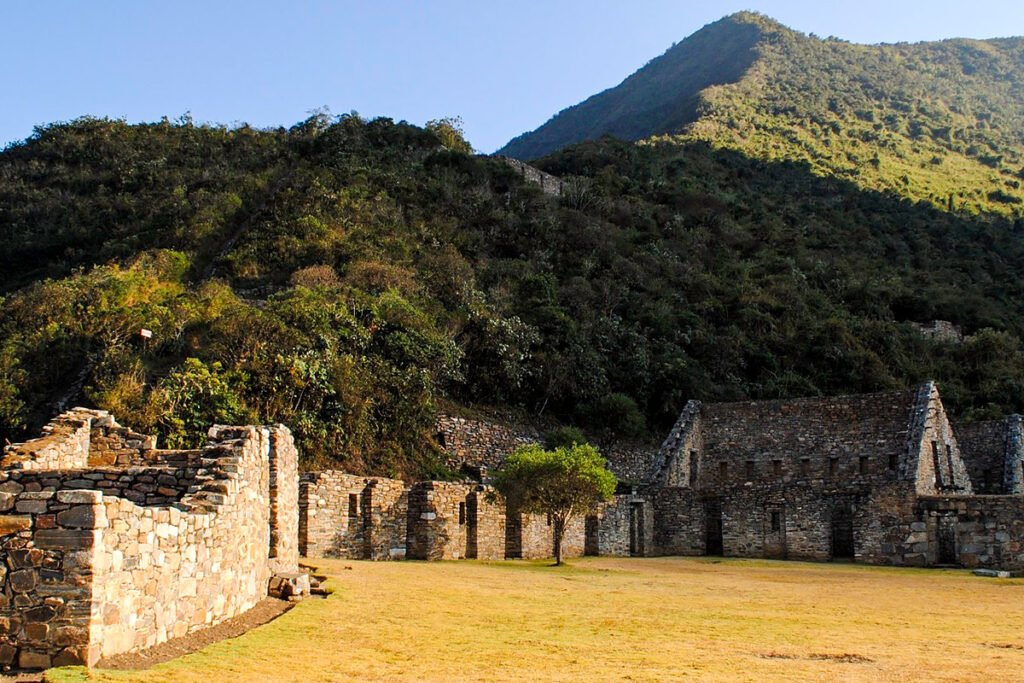Choquequirao ciudad inca entre montañas del Apurímac vista panorámica del sitio arqueológico en Cusco Perú