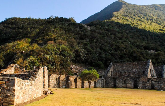 Choquequirao ciudad inca entre montañas del Apurímac vista panorámica del sitio arqueológico en Cusco Perú
