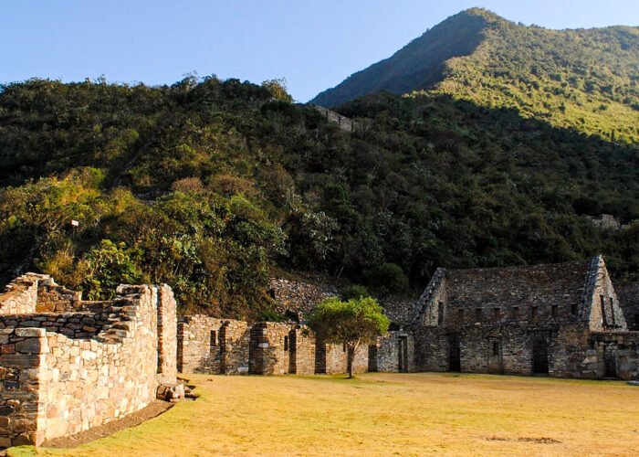 Choquequirao ciudad inca entre montañas del Apurímac vista panorámica del sitio arqueológico en Cusco Perú