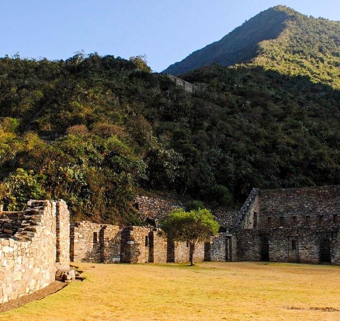 Choquequirao ciudad inca entre montañas del Apurímac vista panorámica del sitio arqueológico en Cusco Perú