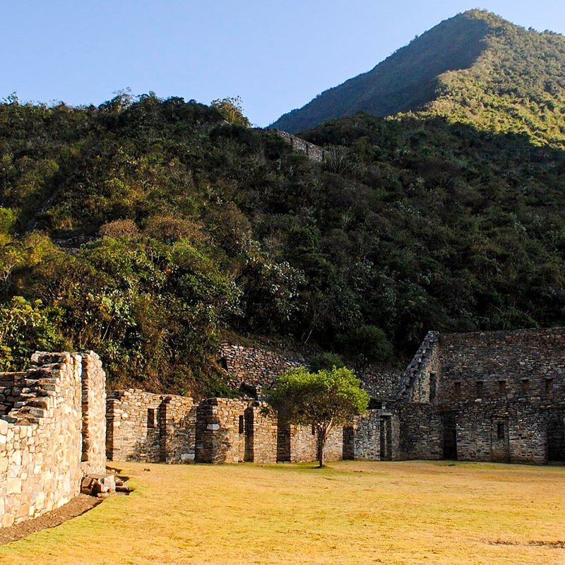 Choquequirao ciudad inca entre montañas del Apurímac vista panorámica del sitio arqueológico en Cusco Perú