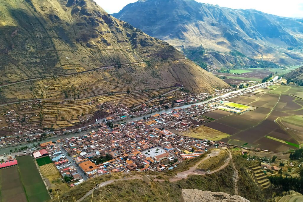 Valle andino al amanecer en el Valle Sagrado de los Incas, Cusco