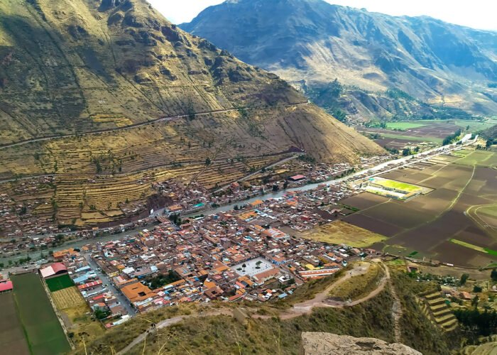 Valle andino al amanecer en el Valle Sagrado de los Incas, Cusco