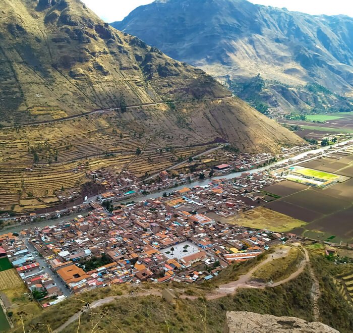 Valle andino al amanecer en el Valle Sagrado de los Incas, Cusco