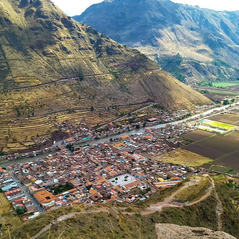 Valle andino al amanecer en el Valle Sagrado de los Incas, Cusco