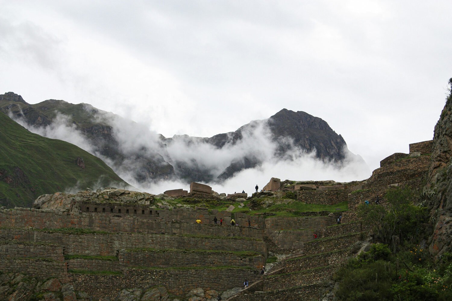 Arquitectura inca en Machu Picchu entre montañas y neblina