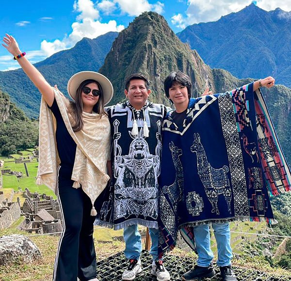 Familia en Machu Picchu durante un viaje cultural en Perú