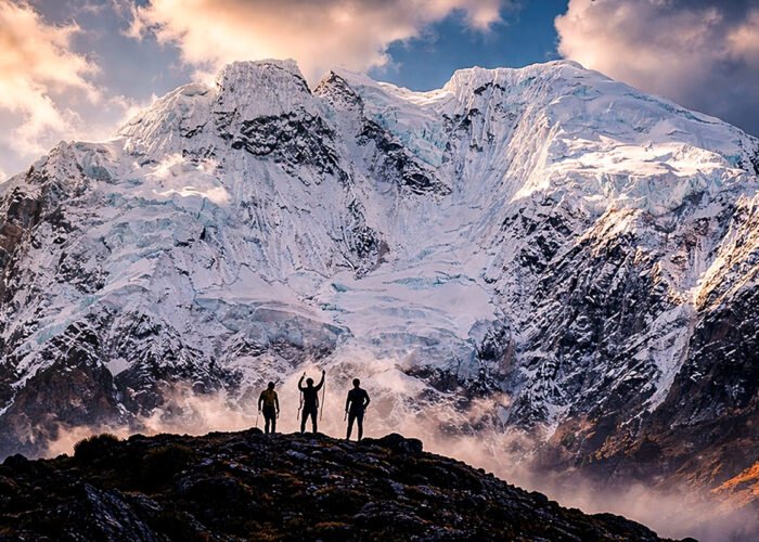 Trekking Apu Salkantay con vista al nevado Salkantay camino a Machu Picchu, Royal Adventure Perú