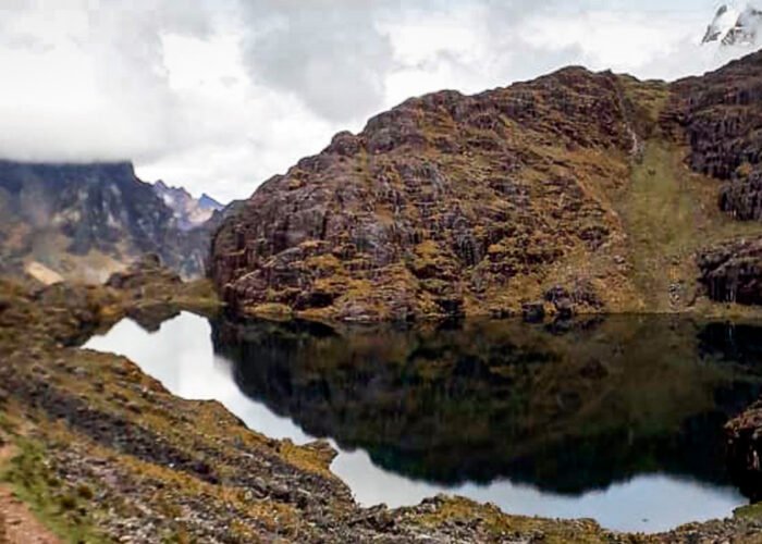 Lares Trek 4 días en los Andes del Perú paisaje de laguna altoandina
