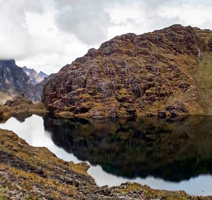 Lares Trek 4 días en los Andes del Perú paisaje de laguna altoandina