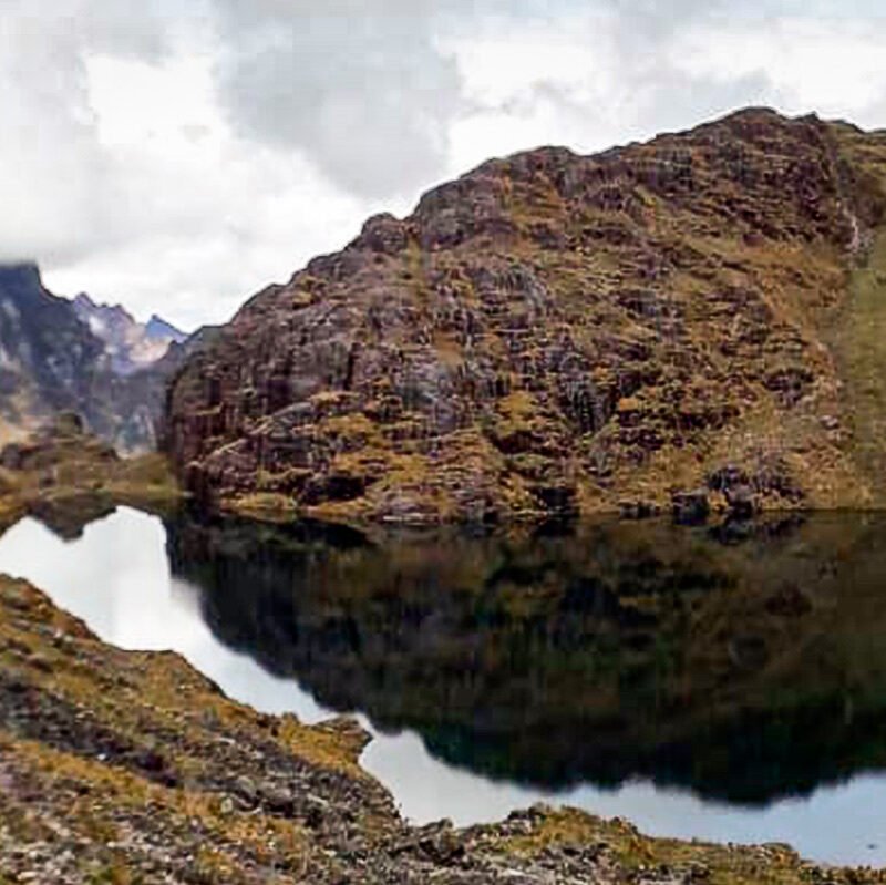Lares Trek 4 días en los Andes del Perú paisaje de laguna altoandina