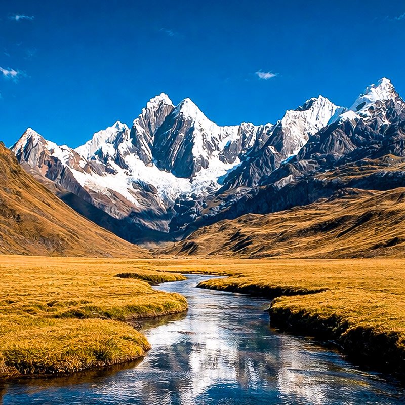 Paisaje andino con río y montañas nevadas en la ruta de Ausangate y Vinicunca en Cusco Perú