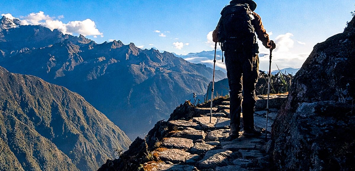 caminando-por-el-camino-inca-clasico-con-montañas-de-los-andes-royal-adventure-peru-destacada.jpg