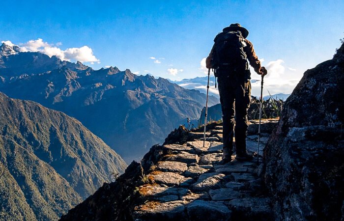 caminando-por-el-camino-inca-clasico-con-montañas-de-los-andes-royal-adventure-peru-destacada.jpg
