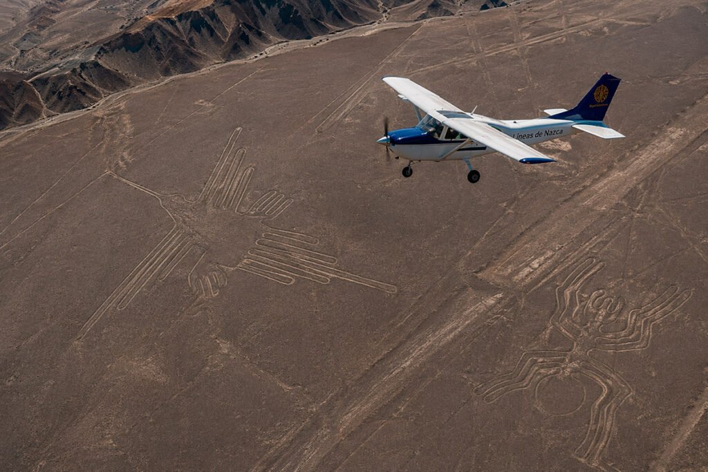 lineas-de-nazca-vista-aerea-geoglifos-avion-tour-sobrevuelo-desierto-royal-adventure-peru-destacada.jpg