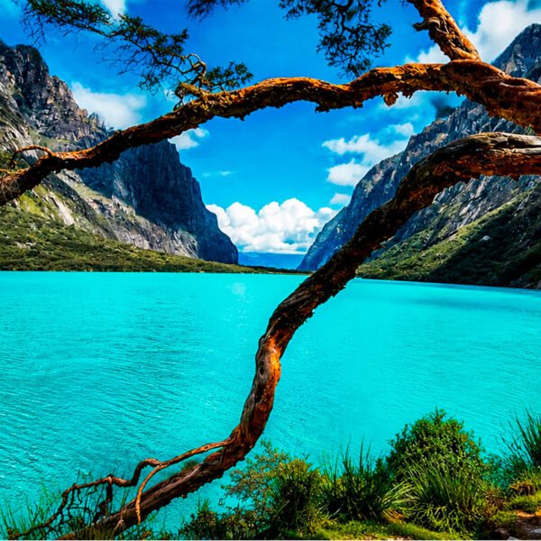 laguna turquesa en huaraz peru paisaje andino montañas lago azul naturaleza aventura trekking cordillera