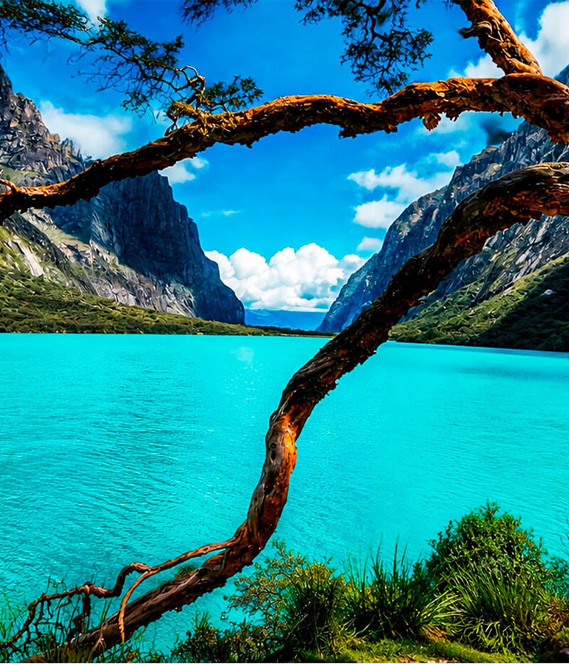 laguna turquesa en huaraz peru paisaje andino montañas lago azul naturaleza aventura trekking cordillera