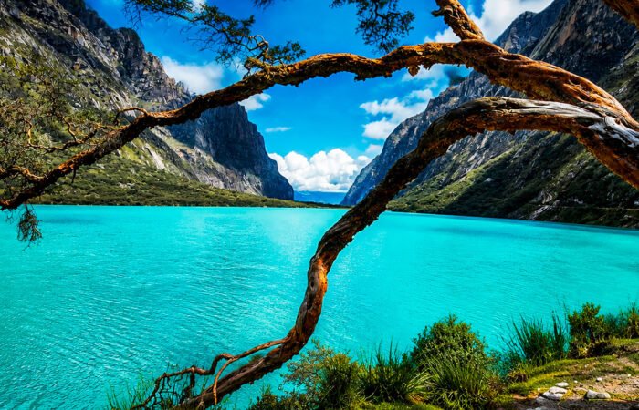 laguna turquesa en huaraz peru paisaje andino montañas lago azul naturaleza aventura trekking cordillera