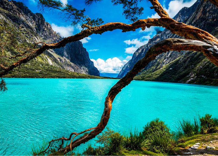 laguna turquesa en huaraz peru paisaje andino montañas lago azul naturaleza aventura trekking cordillera